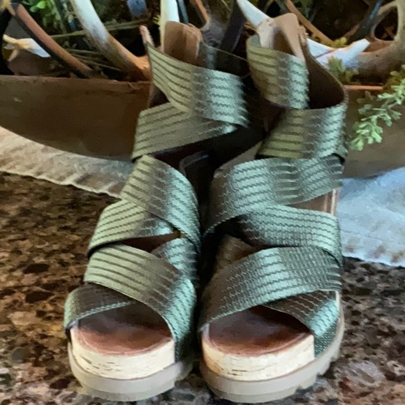 Beautiful wedge sandals - Picture 3 of 4